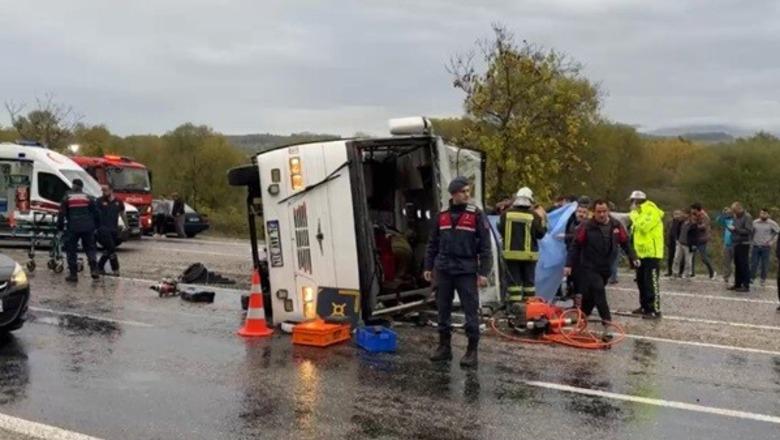Turqi/ Autobusi del nga rruga dhe përmbyset, 5 të vdekur e 6 të plagosur