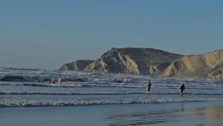 Qytetarët vlonjatë sfidojnë të ftohtin e mbyllin vitin duke u larë në det