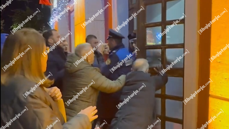 Vlorë/ Probleme me furnizimin me ujë të pijshëm, anëtarë të FRPD dhe protestues i prishin mbrëmjen gala bashkisë, hyjnë më forcë në teatrin e qytetit