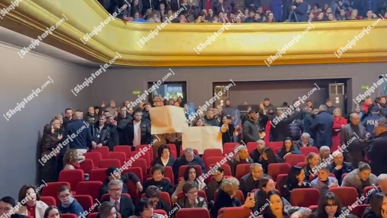 Vlorë/ Probleme me furnizimin me ujë të pijshëm, anëtarë të FRPD dhe protestues i prishin mbrëmjen gala Bashkisë, hyjnë më forcë në teatrin e qytetit (VIDEO)
