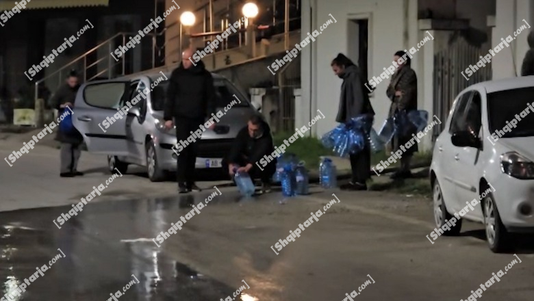 Ndërprerje totale e furnizimit prej 3 ditësh, qytetarët e Vlorës mbushin ujë me bidona te burimi te Uji i Ftohtë dhe Tuneli