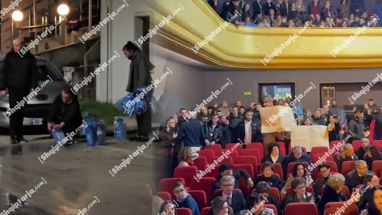Skandal/ Vlora 3 ditë pa ujë, qytetarët në radhë për të mbushur bidonët në burim! Prishin mbrëmjen gala të Bashkisë, futen me forcë në teatrin e qytetit (VIDEO)