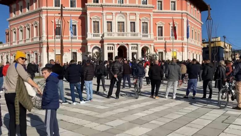 Prej 4 ditësh pa ujë, qytetarët e Vlorës bllokojnë rrugën kryesore