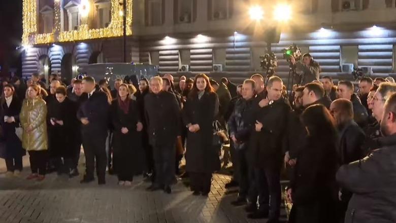 Tkurren militantët e PD, Berisha me një grusht njerëzish në protestën para Kryeministrisë