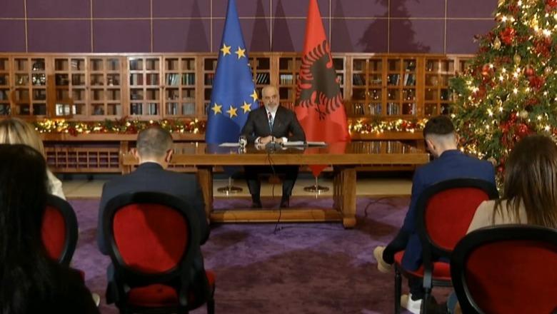 LIVE TV- Bilanci i një viti qeverisjeje, Rama në konferencë: Nga 1 janari, paga minimale 500 euro! Nga shtatori 2026 do mundësohet transporti për shkollat