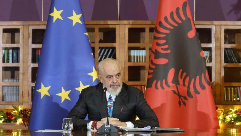 LIVE TV- Bilanci i një viti qeverisjeje, Rama në konferencë: Nga 1 janari, paga minimale 500 euro! Nga shtatori 2026 do mundësohet transporti për shkollat