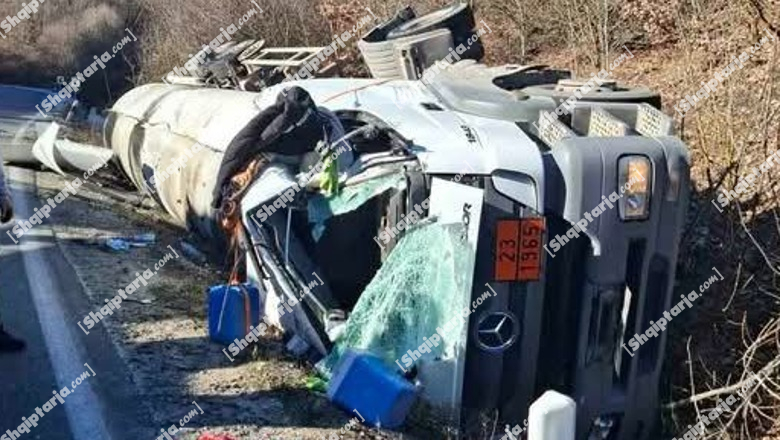 Përmbyset autoboti me gaz, bllokohet aksi Strugë-Qafë Thanë