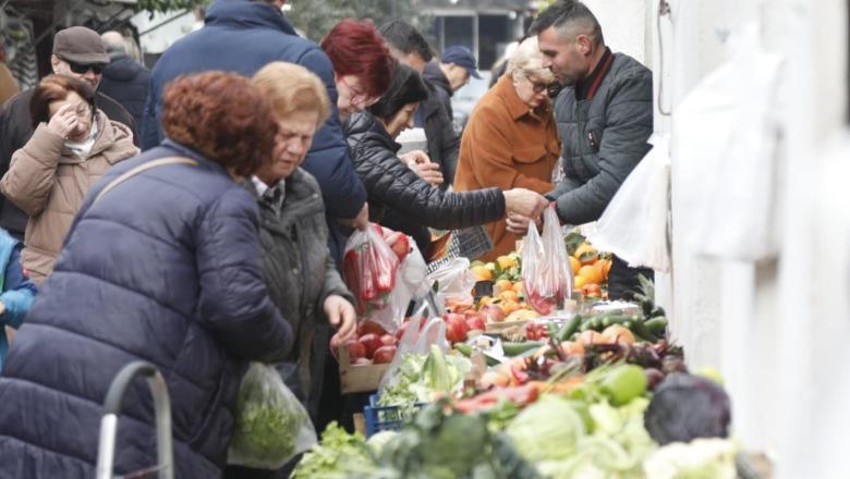 Çmimet e larta po ‘zbrazin’ tryezën e ndërrimit të viteve, qytetarët: Më keq s’ka, është shtrënguar gjithçka (VIDEO)