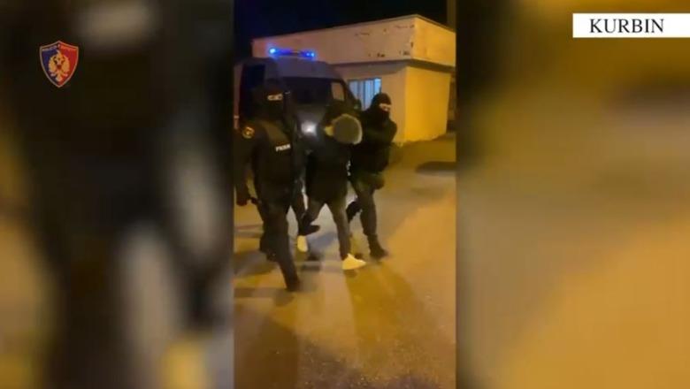 Lëvizte i dehur me kallashnikov duke kërcënuar qytetarët rrugës, arrestohet 28-vjeçari në Kurbin! Me qytën e armës theu xhamat e 3 mjeteve dhe të një lokali