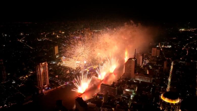 Viti po mbërrin në gjithë Azinë! Tailanda, Kamboxhia e Vietman mirëpresin 2026 me spektakël fishekzjarrësh