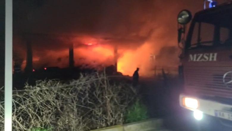 Përfshihet nga flakët një banesë në ndërtim në Elbasan, brenda magazinohej ushqim për bagëtitë