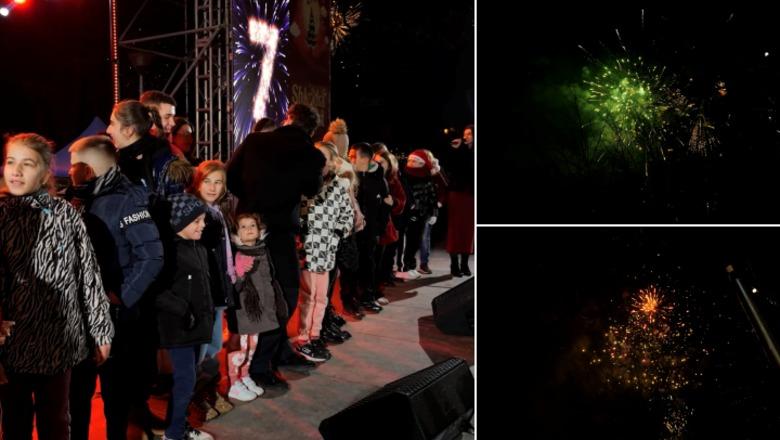Magji fishekzjarresh në Shkodër, qytetarët festojnë ardhjen e vitit të ri (VIDEO)