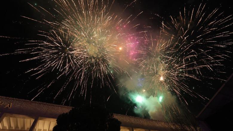 Viti i Ri 2026 troket në Shqipëri! Ndriçohet qielli i qyteteve nga spektakli i fishekzjarrëve (VIDEO)