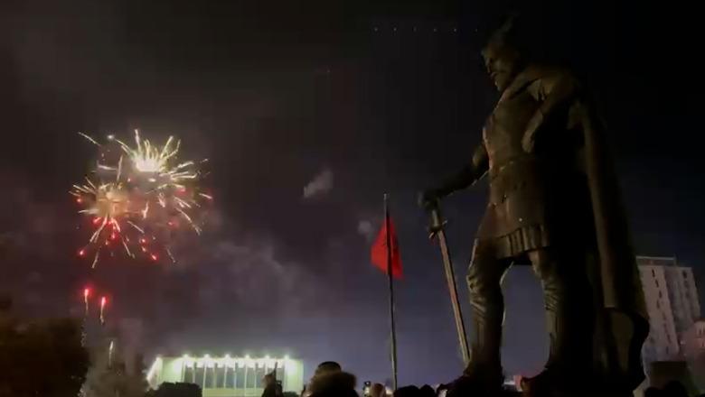 Qytetarët në Lezhë sfidojnë temperaturat e ulëta, festë e magji fishekzjarresh për ardhjen e 2026-ës (VIDEO)