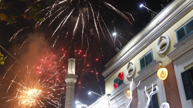 Viti i Ri 2026 troket në Shqipëri! Ndriçohet qielli i qyteteve nga spektakli i fishekzjarrëve (VIDEO)