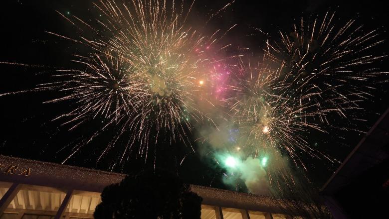 Viti i Ri 2026 troket në Shqipëri! Ndriçohet qielli i qyteteve nga spektakli i fishekzjarrëve (VIDEO)