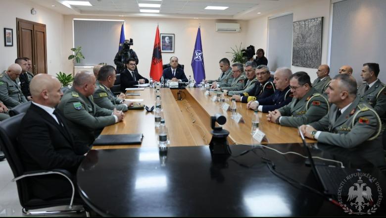 Presidenti Begaj e nis vitin e ri si kreu i Forcave të Armatosura: Krenarë për shërbimin tuaj në misionet ndërkombëtare