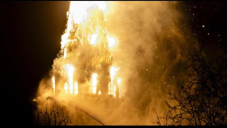 Shkrumbohet nga flakët kisha historike 154-vjeçare në Amsterdam, evakuohen dhjetëra shtëpi në zonë