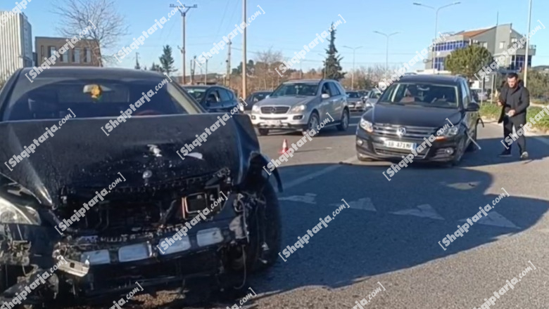 Aksident në Lushnje, përplasen dy mjete, krijohet trafik i rënduar (VIDEO)