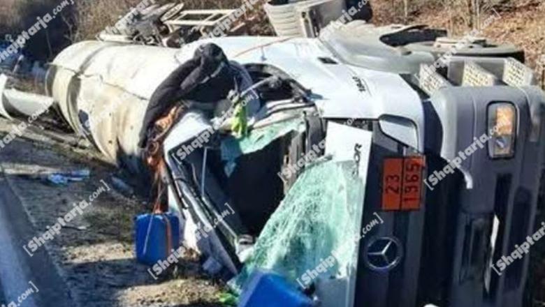 Korçë/ Përmbysja e autobotit me gaz në rrugë, hapet pika kufitare e Qafë Thanës, nis qarkullimi i mjeteve