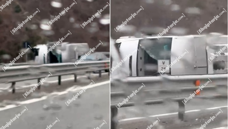 Moti i keq shkakton aksident në Rrugën e Kombit, autobusi përmbyset në rrugë (VIDEO)