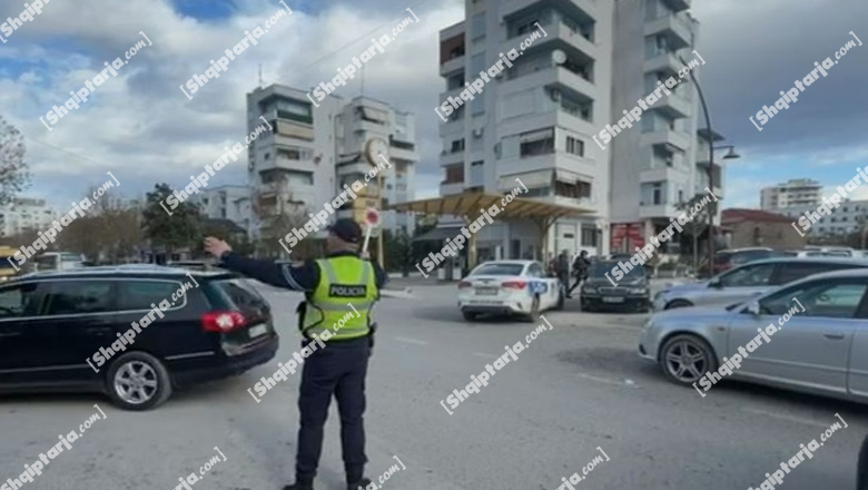 Aksident pranë postës në Vlorë, mjeti përplas këmbësorin, i moshuari në gjendje të rëndë në spital