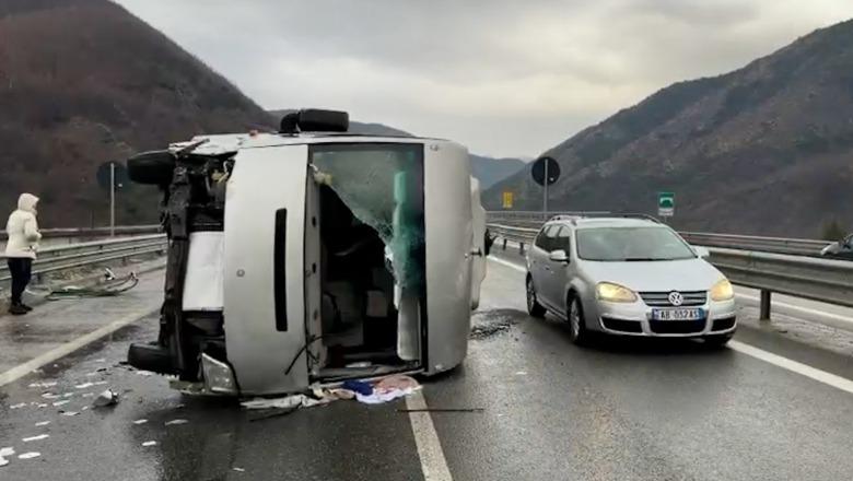 Moti i keq shkakton aksident në Rrugën e Kombit, autobusi përmbyset në rrugë (VIDEO)