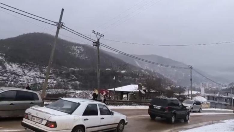 Reshje dëbore dhe akull në aksin Librazhd-Qafë, trafik i rënduar! Policia apelon për vendosjen e zinxhirëve
