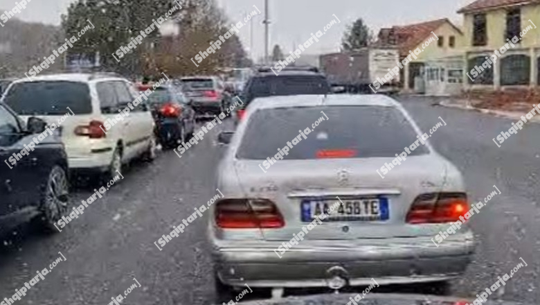 Korçë/ Reshje dëbore në Qafë Thanë, Policia Rrugore u bën apel drejtuesve të mjeteve për kujdes 