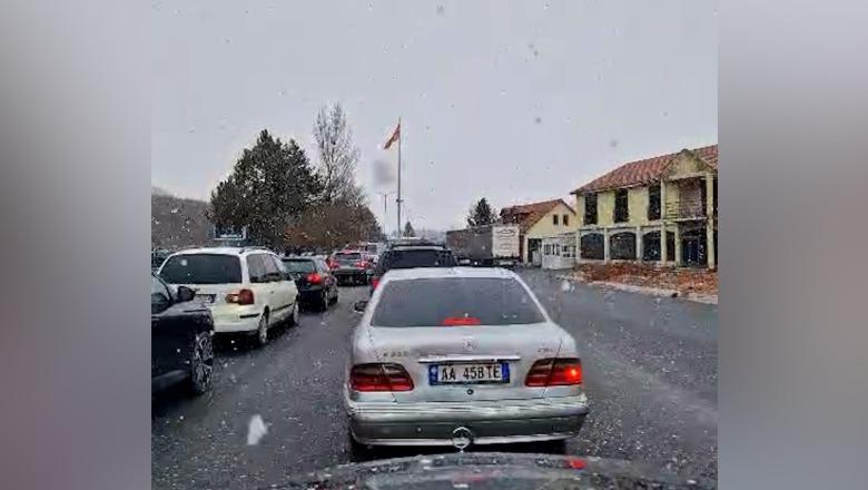 Korçë/ Reshje dëbore në Qafë Thanë, Policia Rrugore u bën apel drejtuesve të mjeteve për kujdes