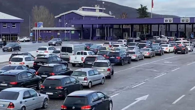 Festat e turizmi malor, fluks në kufirin Shqipëri-Kosovë, Dogana në Vërmicë punon me të gjitha sportelet 