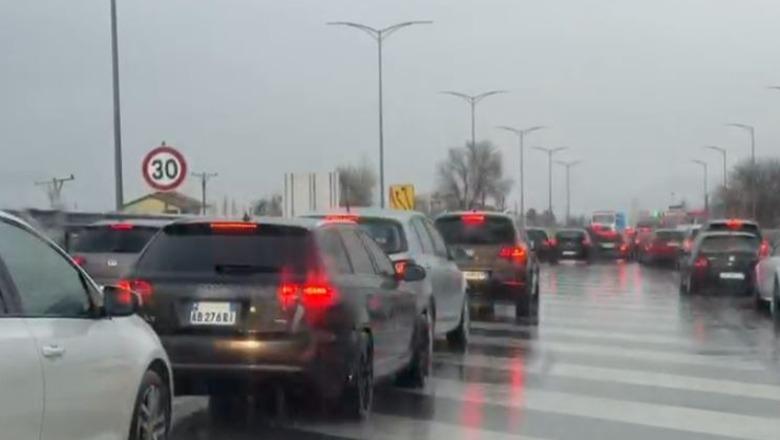 Fluks i lartë mjetesh në aksin Milot-Lezhë, trafik i rënduar edhe në hyrje të qytetit të Lezhës