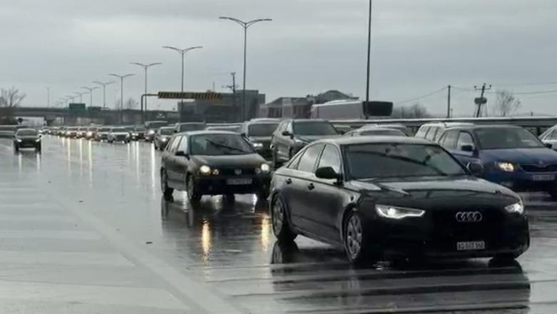 Fluks i lartë mjetesh në aksin Milot-Lezhë, trafik i rënduar edhe në hyrje të qytetit të Lezhës