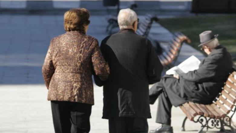 Këtë vit gratë dalin në pension 2 muaj më të mëdha, 62 vjeç! Për burrat mbetet mosha 65 vjeç (Pensioni i plotë, me 39 vite punë)