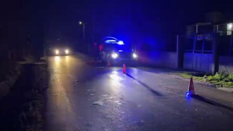 Aksident në Fier, mjeti përplasur dy këmbësorë, çifti i bashkëshortëve dërgohet në spital 