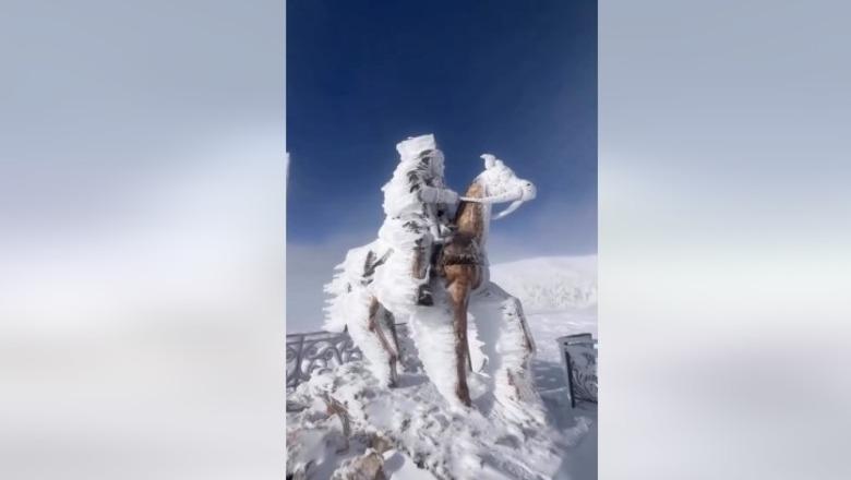 VIDEOLAJM/ Tyrbja e Abaz Aliut në malin e Tomorit, nën petkun e dëborës