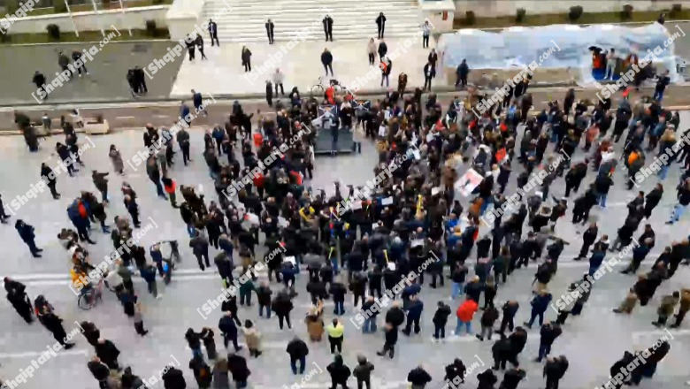 Protesta para Kryeministrisë/ 'Modeli i oligarkisë së Berishës nuk është zhbërë', Lapaj: Me 1 firmë të Ballukut u vodhën 50 mln €! Përplasje mes protestuesve e policisë (PAMJE me DRON)