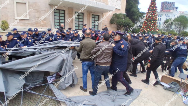 Përplasje e dhunshme e mbështetësve të Lapajt me policinë, efektivët i heqin çadrat poshtë kryeministrisë (VIDEO)