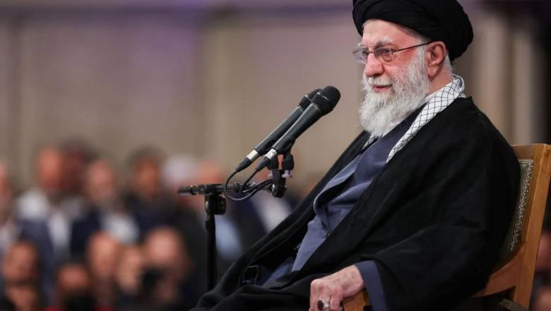 Khamenei i Iranit ka një plan arratisjeje për t’u larguar drejt Moskës nëse protestat rrëzojnë regjimin
