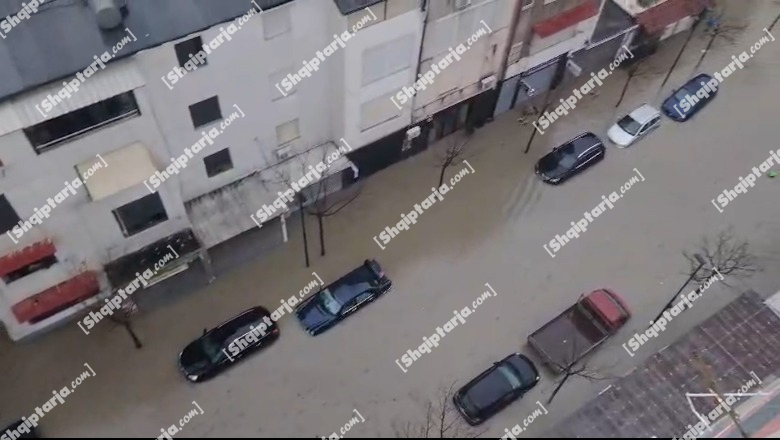 Lagjja 18 në Durrës/ Makinat zhyten në ujë, thuajse i pamundur qarkullimi (VIDEO)