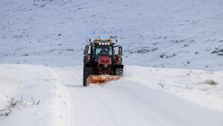 Mbretëria e Bashkuar përjeton natën më të ftohtë të dimrit, temperatura disa gradë nën zero dhe reshje të dendura bore