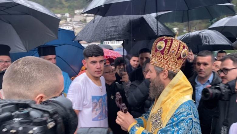 Të rinjtë e Beratit sfidojnë te ftohtin dhe shiun në ditën e ujit të bekuar, kryqi rrëmbehet nga 15-vjeçari