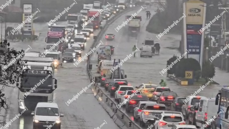 Reshjet e dendura! Përmbytet autostrada Durrës-Tiranë, bllokohet aksi për të ardhur në drejtim të kryeqytetit