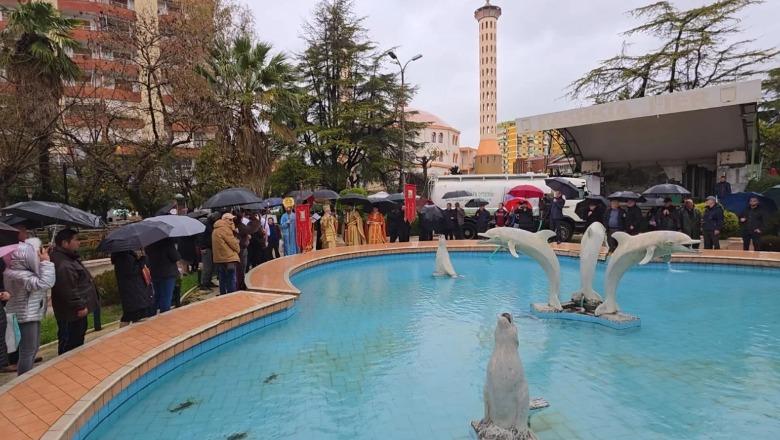 Fier/ Besimtarët ortodoksë festojnë ditën e 'Ujit të Bekuar', kryqi hidhet në shatërvanin e qytetit, kapet nga një 18-vjeçar
