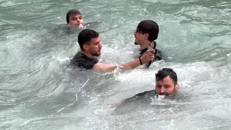 Dita e Ujit të Bekuar, kush është 24-vjeçari në Sarandë që 'çau' detin dhe kapi kryqin