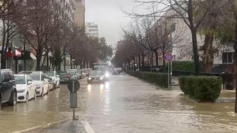 Moti i keq/ Durrësi ‘paralizohet’ nga reshjet e shiut, evakuohen 10 familje! Ura e fshatit Borç rrezikon shembjen