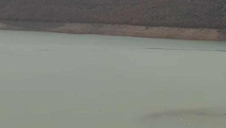 Reshjet, rriten ndjeshëm prurjet në Fierzë! Niveli aktual në 281 metra, situata e qëndrueshme dhe nën kontroll