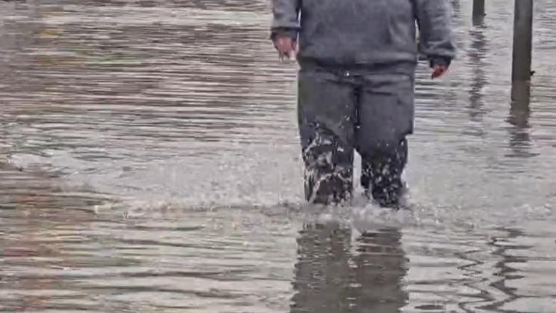 Niveli i ujit thuajse deri në gju, qytetarët e Durrësit në vështirësi për të lëvizur