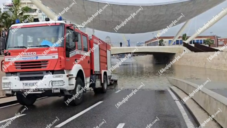 Reshjet e dendura të shiut/ Në Durrës përmbytet edhe Veliera, bllokohet qarkullimi i automjeteve