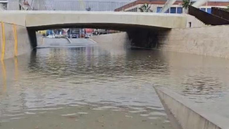 Moti i keq/ Në Durrës përmbytet edhe Veliera, bllokohet qarkullimi i automjeteve